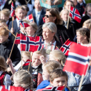 Kronprinsfamilien hilser barnetoget i Asker utenfor Skaugum. Foto: Terje Pedersen, NTB scanpix